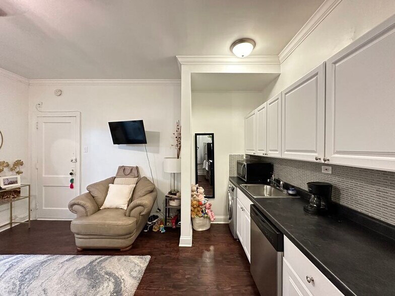 Building Photo - 3345 N Marshfield Ave