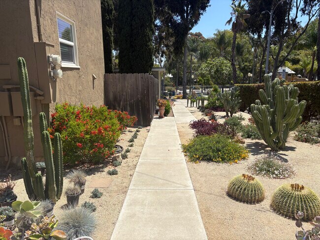 Building Photo - 4735 Lomitas Dr