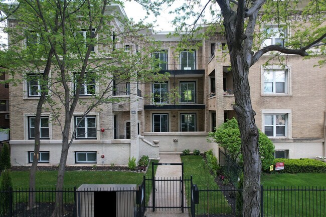 Building Photo - 4338 N Clarendon Ave