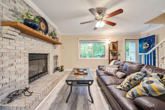 Building Photo - 3 Bedroom, 2 Bath in Hillsborough with Fenced yard! Available in June!
