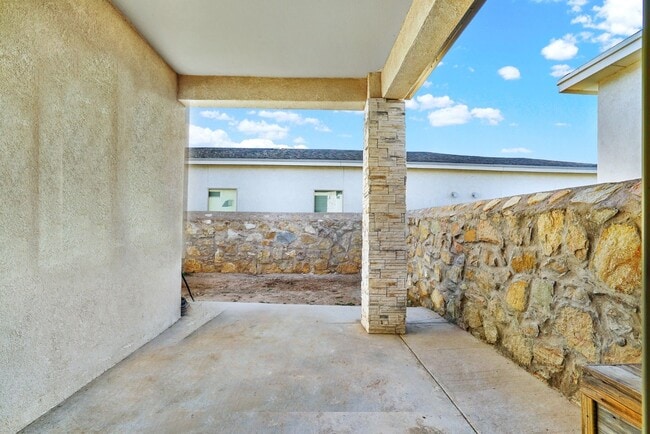 Building Photo - Upper Valley 2 Bedroom 2.5 Bath