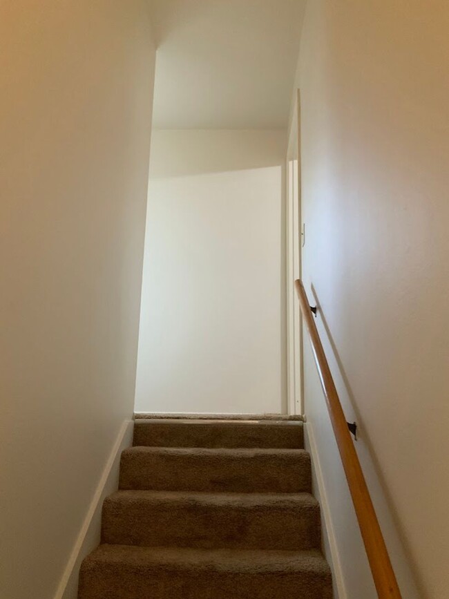 Building Photo - 2 Bedroom Duplex Near Autzen Stadium