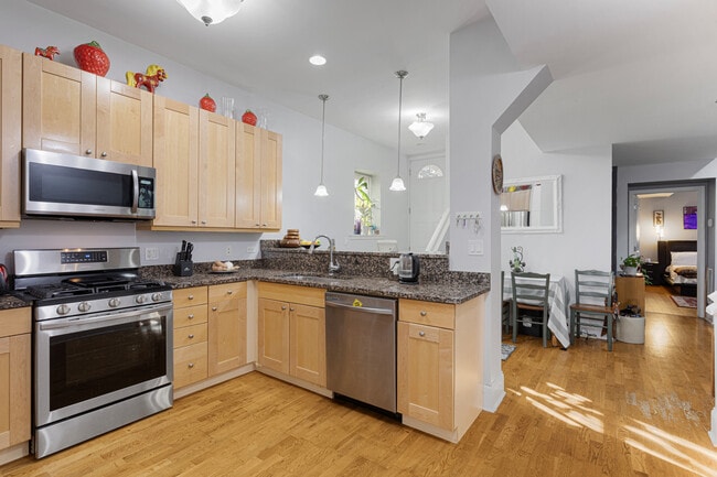Building Photo - 7407 N Hoyne Ave