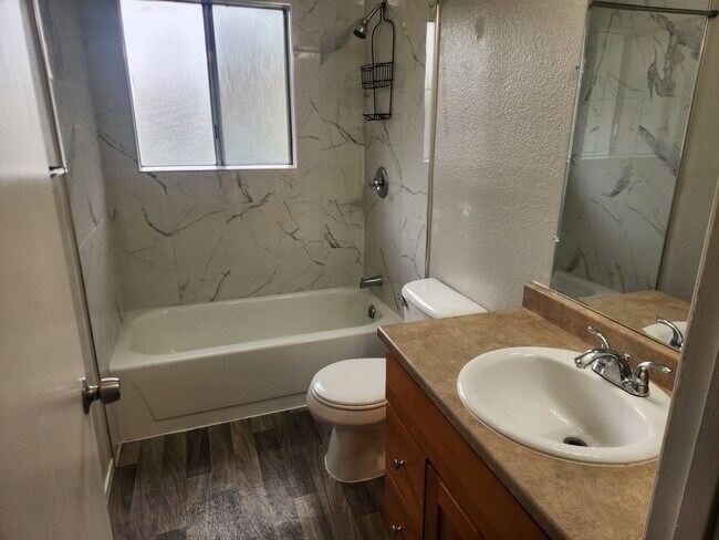 Building Photo - Charming 2-bedroom, 2- bathroom home in park like setting close to downtown Santa Rosa