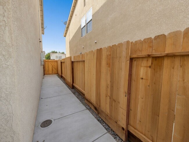 Building Photo - Spacious 4-Bedroom Home with Solar, Finished Garage, Large Pantry & Low-Maintenance Backyard in M...