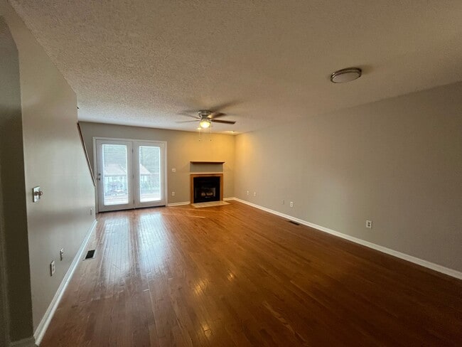Building Photo - *MOVE IN SPECIAL! Large 3 bed/2.5 bath, 3-...