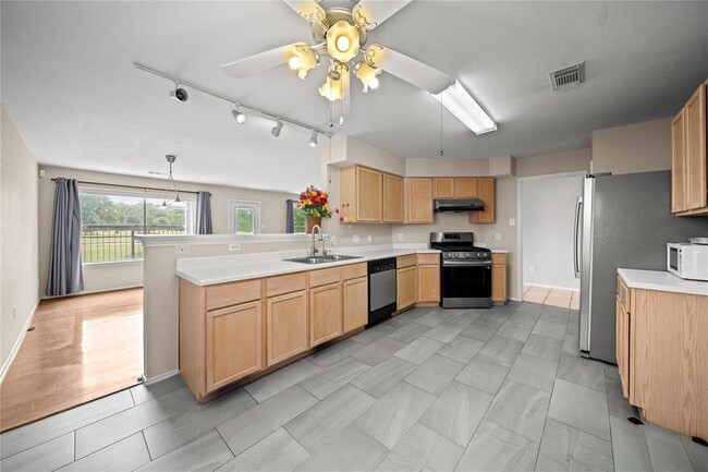 Building Photo - 8016 Golf Green Cir