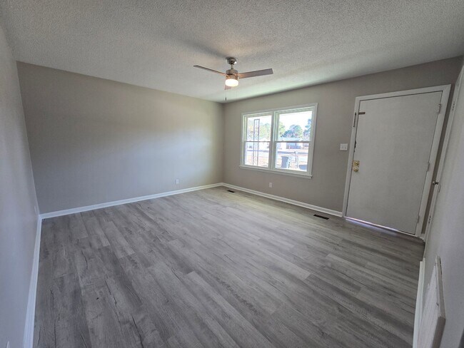 Building Photo - NEW LISTING!!!!!