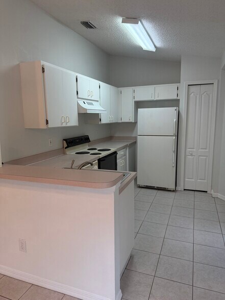 Building Photo - 4400 Venice Dr