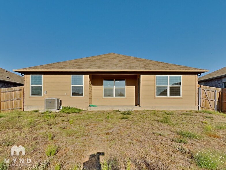 Building Photo - 10808 Seguin St