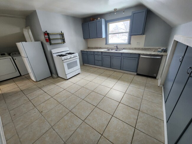 Building Photo - 1119 Lake St