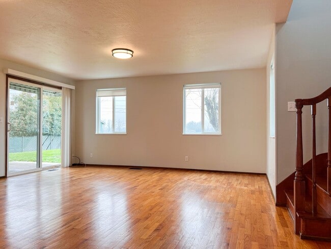 Building Photo - 4BD/2BA SUBURBAN HOME IN COBURG