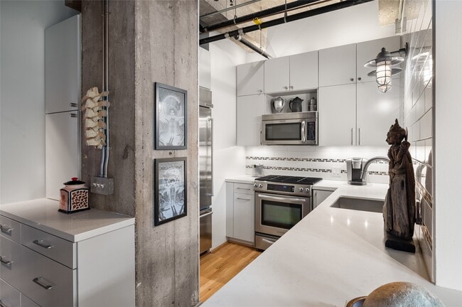 Building Photo - 204 Travis St