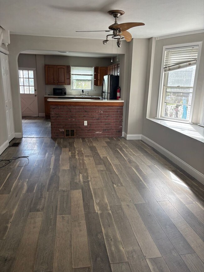 Building Photo - Charming 3-Bedroom Twin Home for Rent in L...