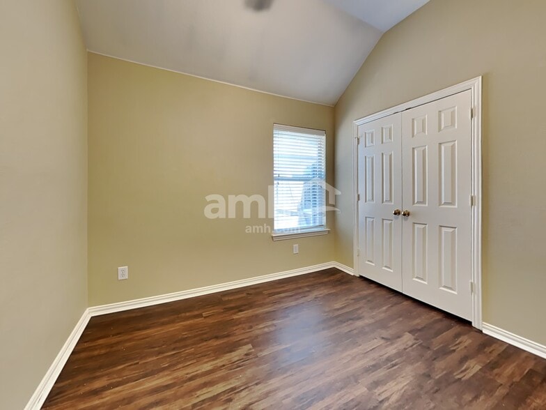 Building Photo - 1712 Farmington Dr