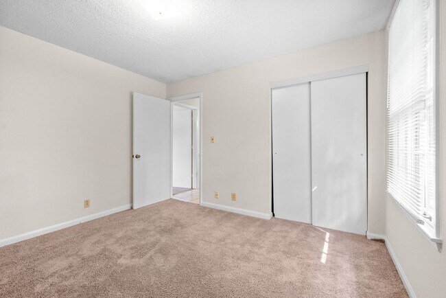 Building Photo - 3 Bedroom Home For Rent Near Downtown Clar...