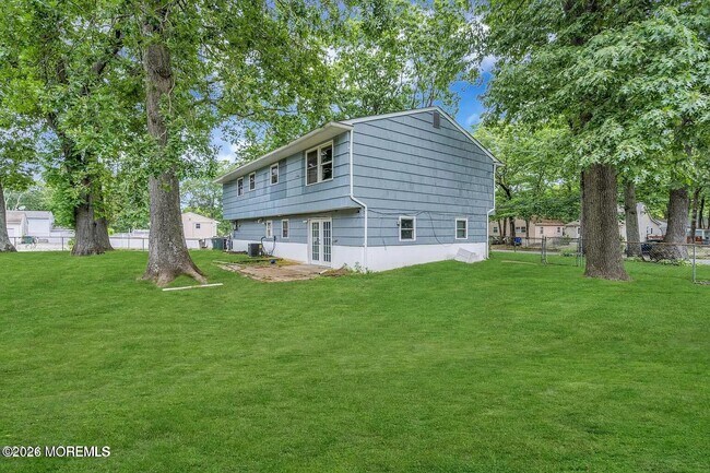 Building Photo - 518 River Dr