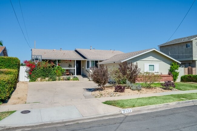 Building Photo - RARE! Lovely and Spacious Clairemont 4BD/2BA Home on Tecolote Canyon! - $5,995/mo!