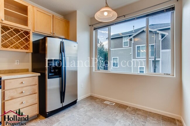 Building Photo - Experience Comfort and Style in This Elegant Murrayhill Townhome!