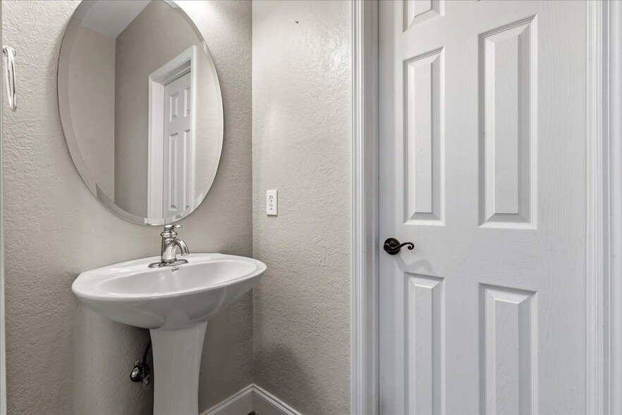 Building Photo - 410 Ashbury Cir