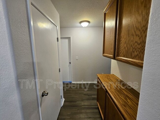 Building Photo - 3533 Des Moines Dr