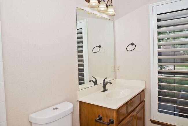 Building Photo - 608 Coopers Hawk Dr