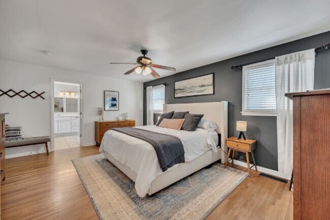 Building Photo - Renovated Ranch, Fenced Yard, Separate Studio