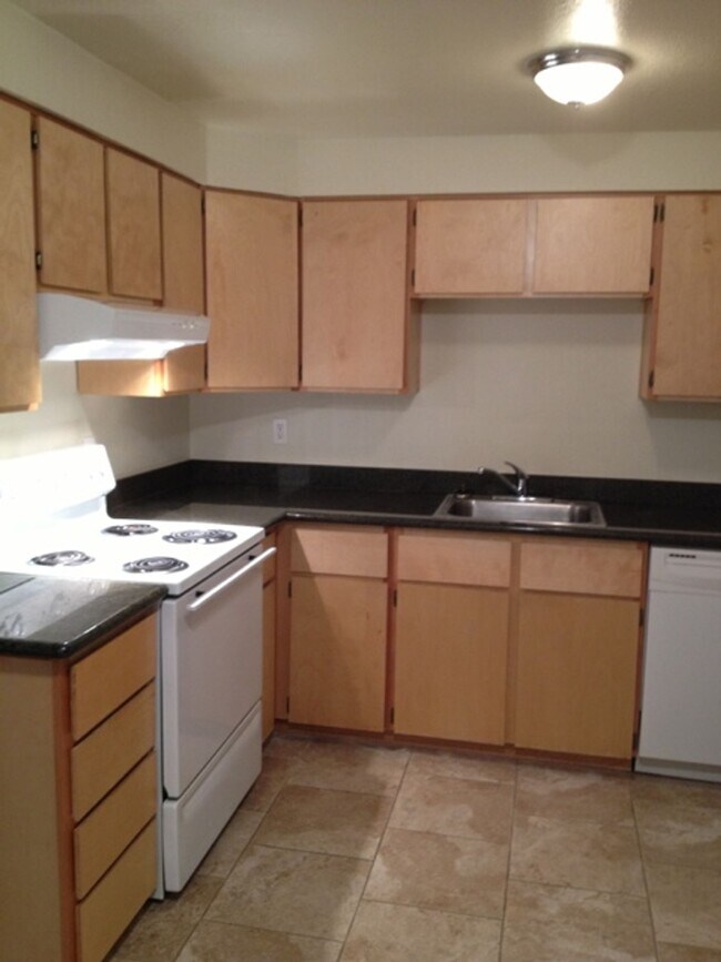 Building Photo - Spacious Private Upper Corner Unit Overloo...