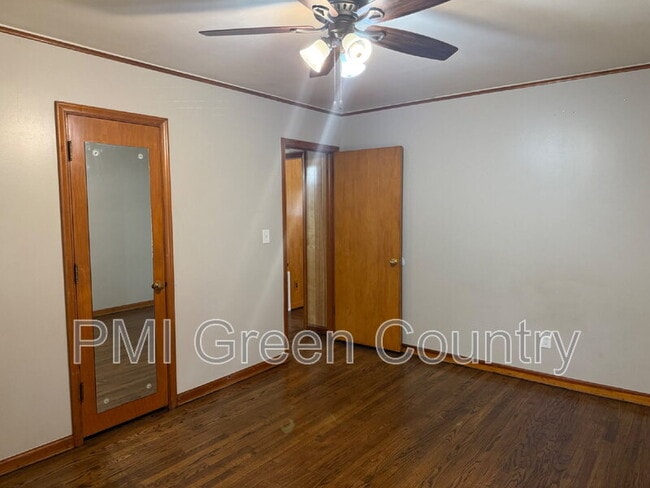 Building Photo - 1214 N Quanah Ave