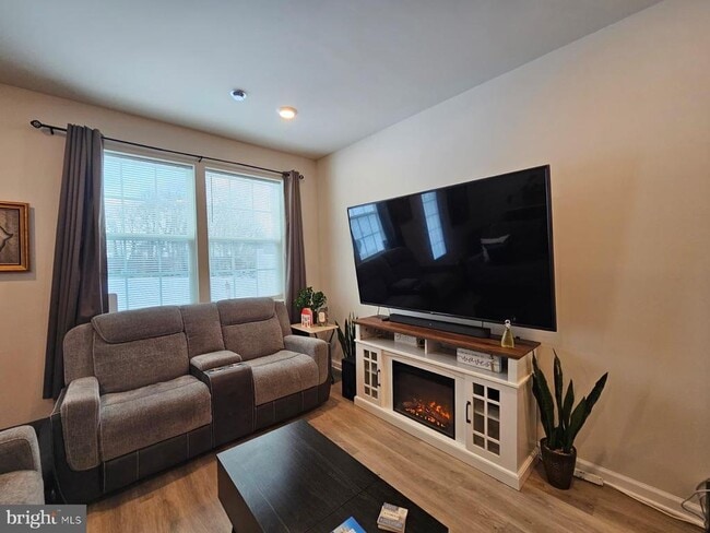 Building Photo - 33 Alexander Wy