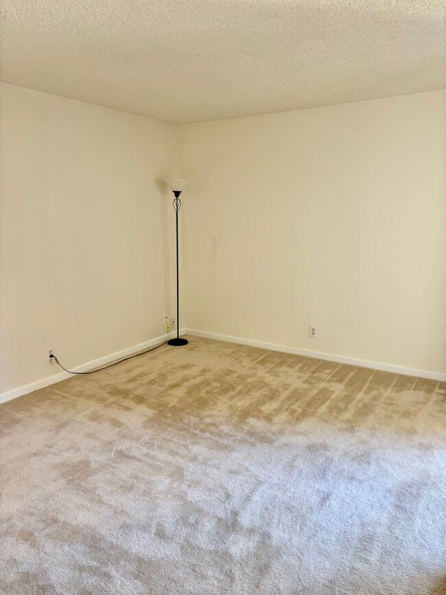 Building Photo - Super Location in Concord- near freeway, s...