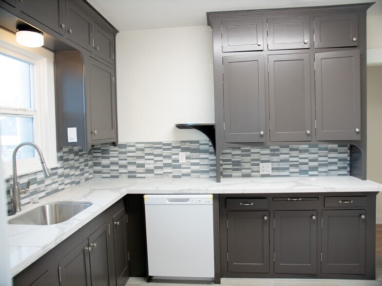 Building Photo - 420 Main St