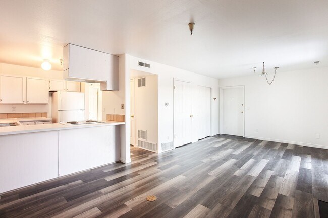 Building Photo - 2 Bedroom Fireside Condo- Minutes away from Park City Mountain