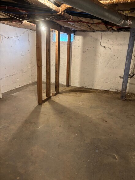 Building Photo - 245 N Main St