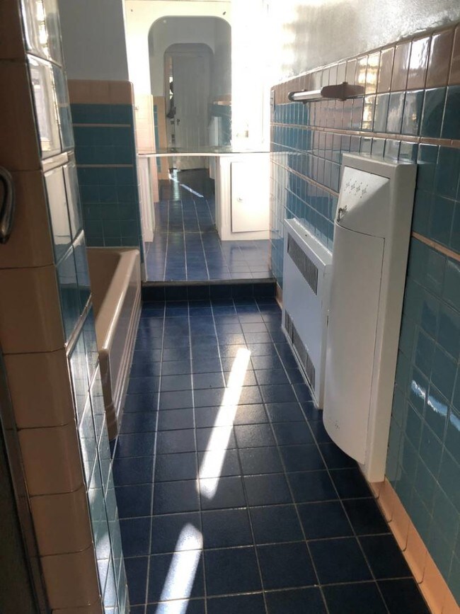 Building Photo - 166 Langham St