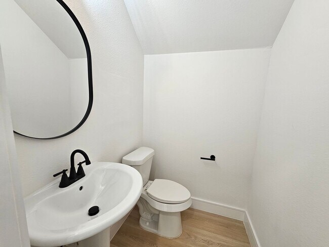 Building Photo - Ready for immediate move in!