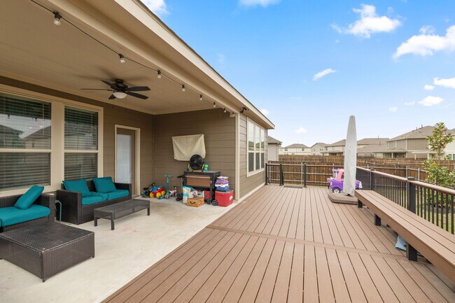 Building Photo - 525 Compania Cove