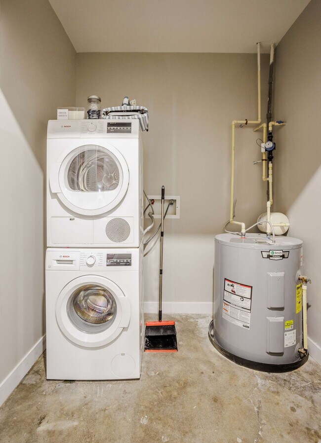 Building Photo - 205 W 4th St