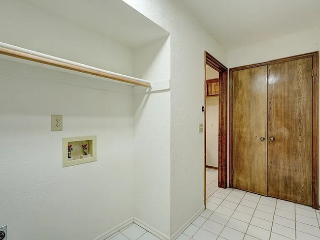 Building Photo - Beautiful 3bed/3bath Townhome Available in Westside Norman!!