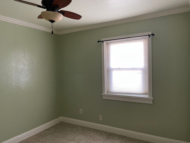 Building Photo - CHARMING 4 BED 2 BATH HOUSE NEAR DOWNTOWN