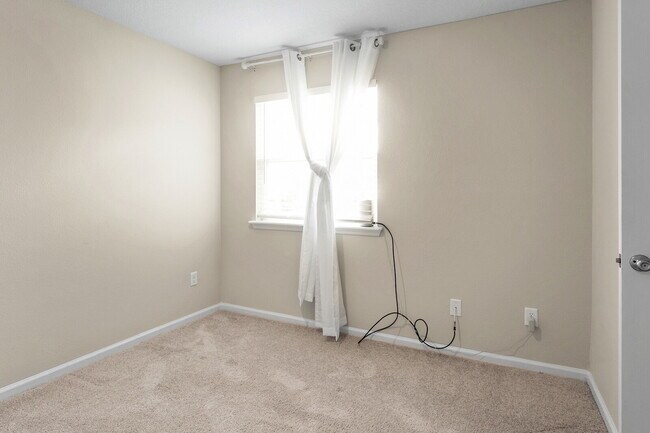 Building Photo - 3 Bedroom / 2.5 Bathroom Townhouse in the Meadows at Oakleaf