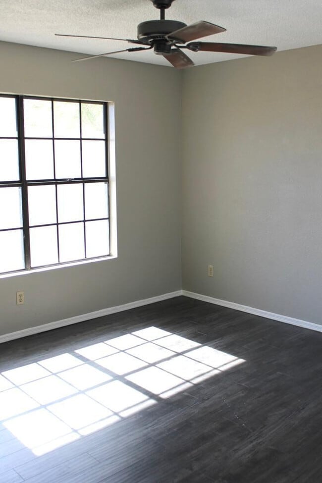 Building Photo - 4901 E Kelton Ln