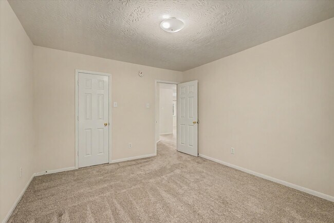 Building Photo - 10840 Sycamore Dr N