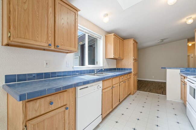 Building Photo - 3BR House Available in Pleasant Valley
