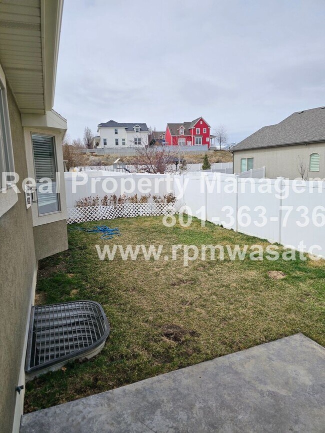 Building Photo - Come Check Out This Newly Updated 5 Bedroom 3 bathroom Home in South Jordan!