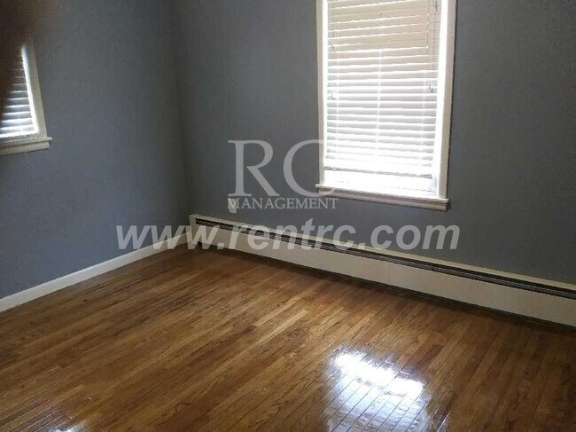 Building Photo - 905 Sprague-