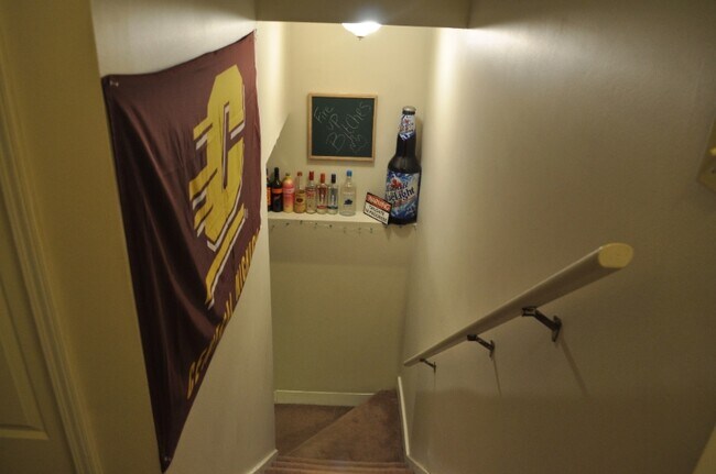 Building Photo - 204 Cherry St