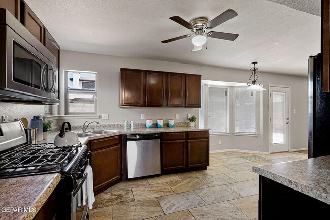 Building Photo - 1290 Hidden Bend Pl