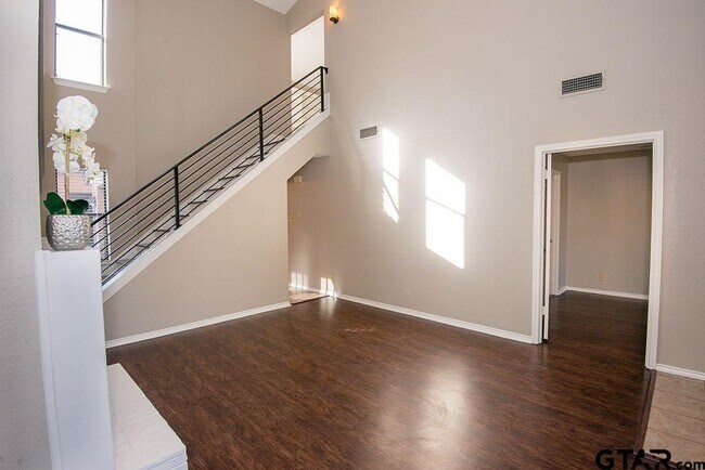 Building Photo - 5907 Hollytree Dr