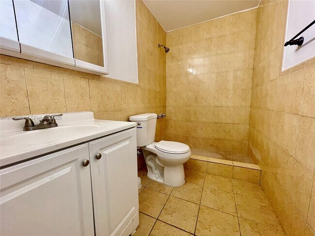 Building Photo - 2621 Riverland Dr